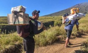 Gaji Porter Gunung Bikin Melongo! Pendaki Wajib Tahu