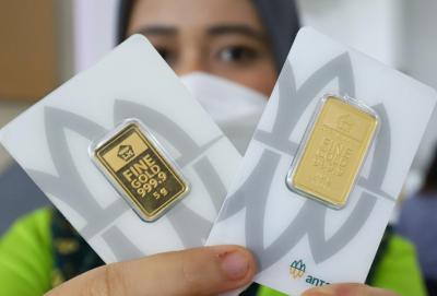 Emas Terbang Tinggi! Harga Sentuh Rekor Rp2,4 Juta per Gram?