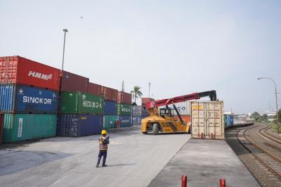 Distribusi Barang Konsumsi Melejit, KAI Logistik Ambil Langkah Berani!