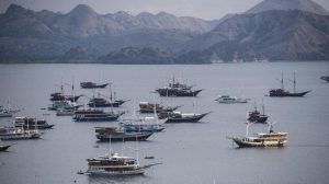 Kapal Pinisi Terbalik di Labuan Bajo