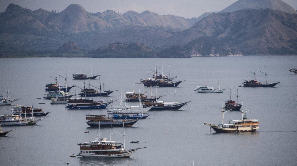 Kapal Pinisi Terbalik di Labuan Bajo