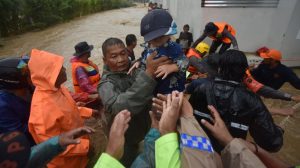 Banjir Bandang Terjang Padang Warga Terjebak