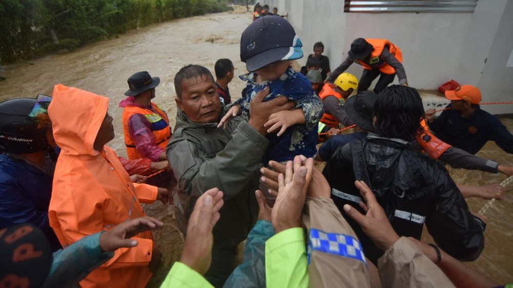 Banjir Bandang Terjang Padang Warga Terjebak