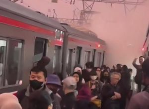 Panik Kepulan Asap di Stasiun Jakarta Kota