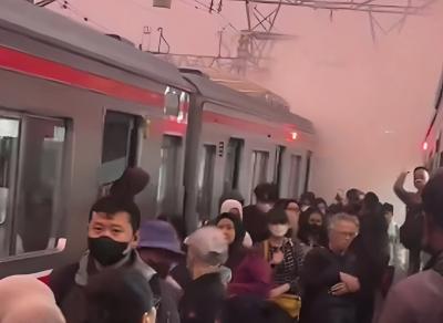 Panik Kepulan Asap di Stasiun Jakarta Kota