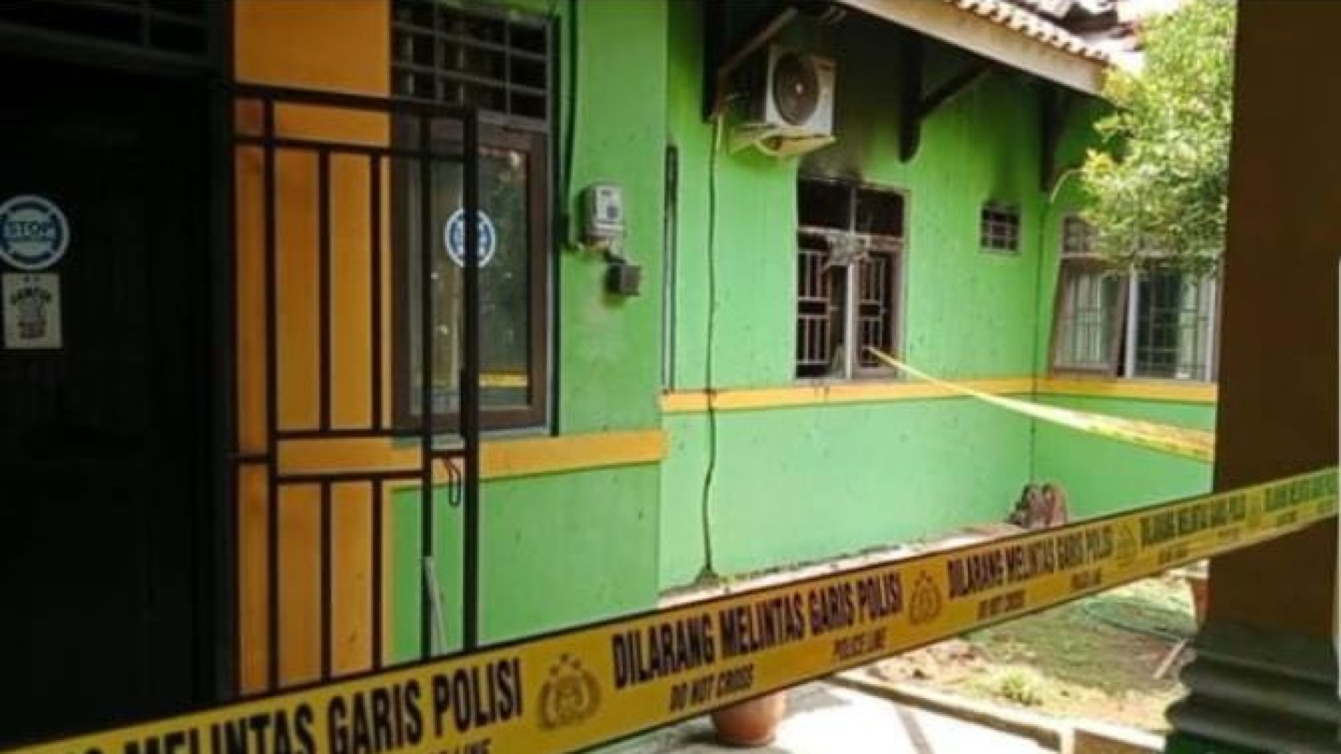 LOKASI KEBAKARAN: Kantor Camat di Kabupaten Batang yang terbakar diberi garis polisi. (Aidin/Mediaseruni)