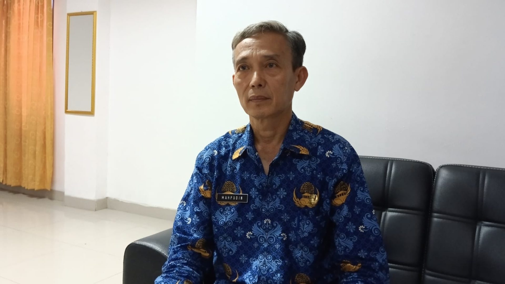 JALUPANG: Kepala BPBD Karawang Mahfudin menyampaikan sejumlah titik TPAS Jalupang mengalami kebakaran lagi. (Yogi/Mediaseruni)