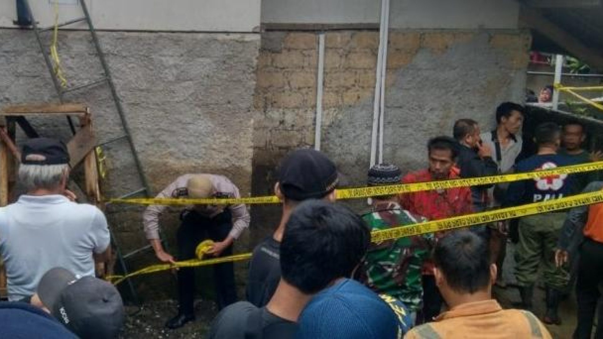 LONGSOR: Rumah warga Bogor yang terkena longsor dipasang police line. (Int/Mediaseruni)