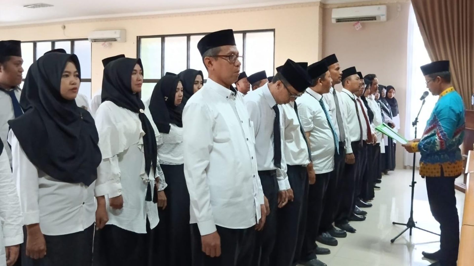 DIKUKUHKAN: Pengurus Punggawa Madrasah Nasional Indonesia (PGMNI) Kabupaten Karawang masa bakti 2023-2028 resmi dikukuhkan. (Yogi/Mediaseruni)