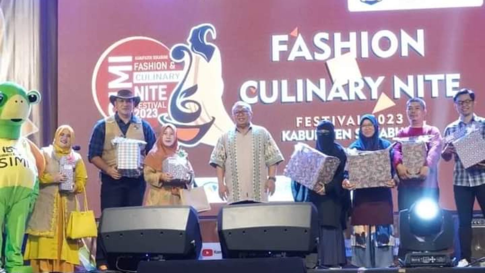 HADIAH: Plt Kadiskominfo Kabupaten Sukabumi  Herdy Somantri (tiga kiri) mendapat hadiah Simi Fashion & Culinary Nite Festival kategori fashion. (Dwika/Mediaseruni)