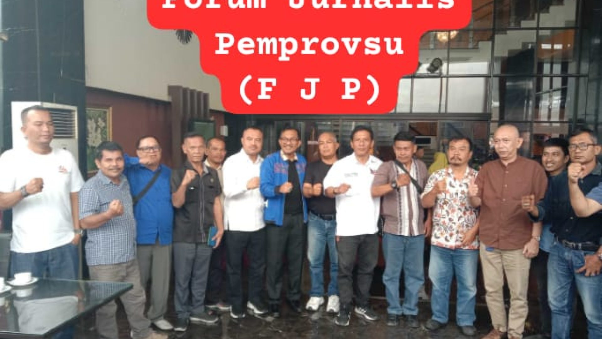 FOTO BERSAMA: Wartawan yang tergabung dalam Forum Jurnalis Pemprov Sumatera Utara foto bersama usai Uji Kompetensi Wartawan. (Rizky/Mediaseruni)
