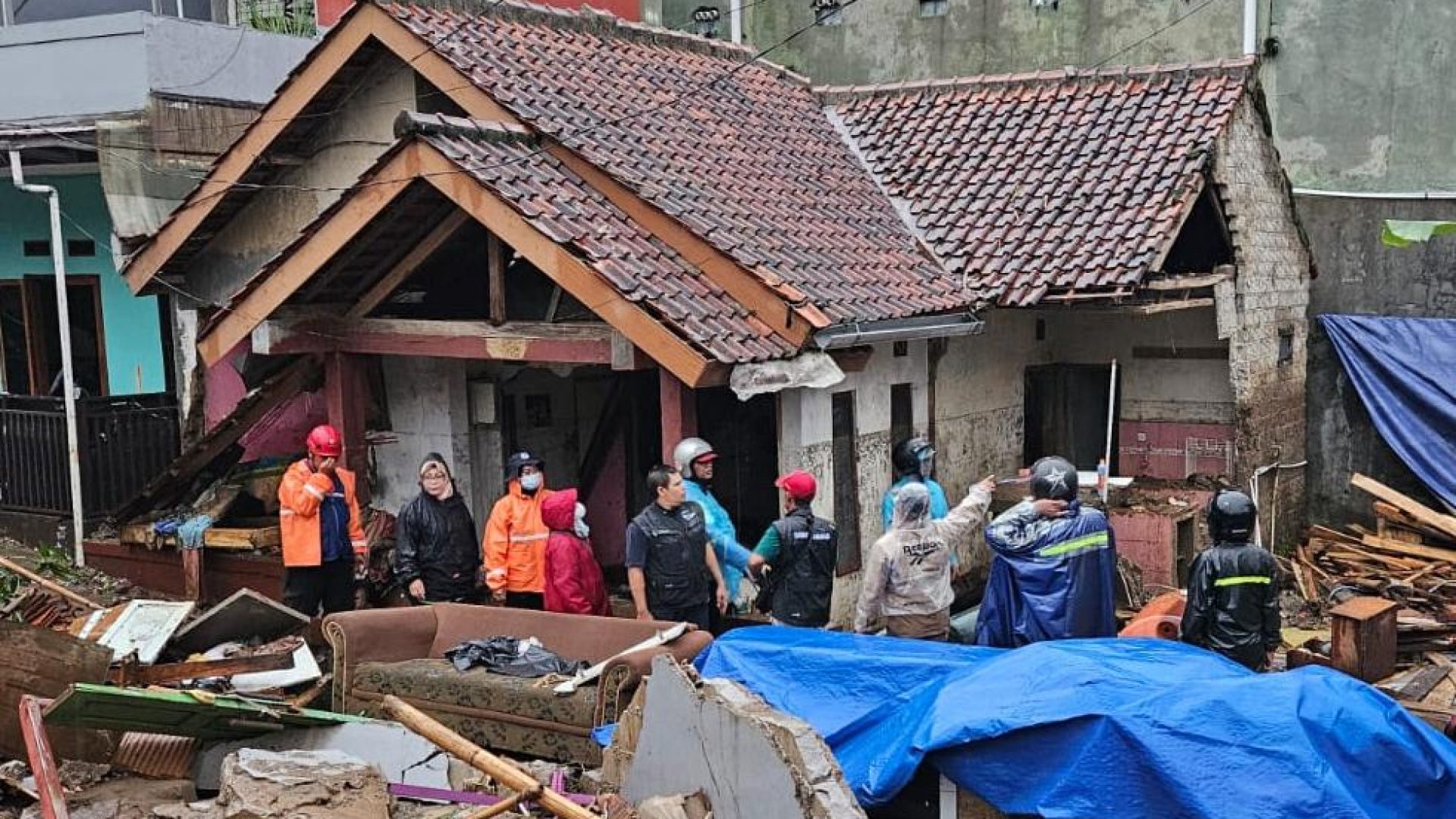 SALURKAN BANTUAN: Dinas Sosial Jabar dan Kemensos salurkan bantuan ke warga terdampak banjir bandang. (red/Mediaseruni)