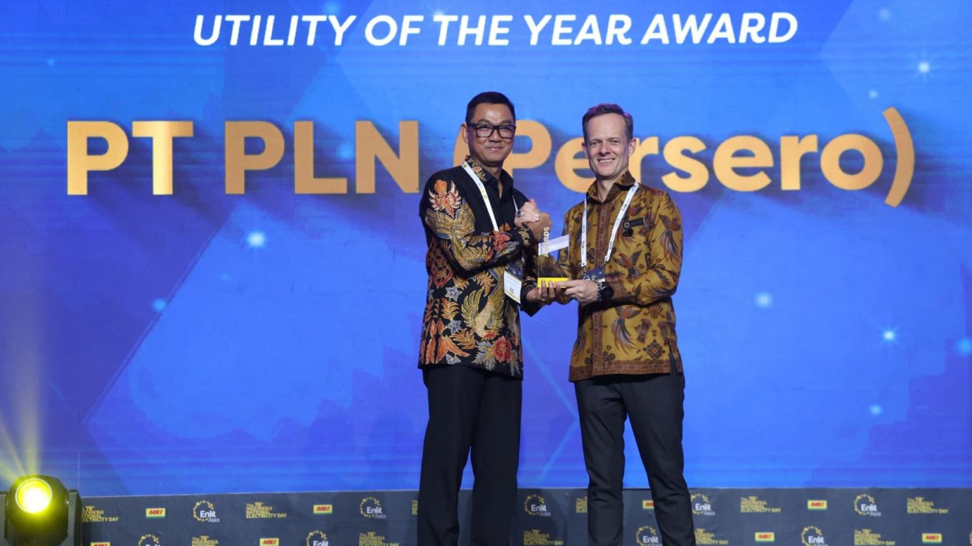 TERIMA PENGHARGAAN: Dirut PLN Darmawan Prasodjo terima penghargaan Male Executive of the Year dan empat penghargaan lain dari Enlit Asia dalam ajang Power & Energy Awards 2023. (foto: dok PLN)