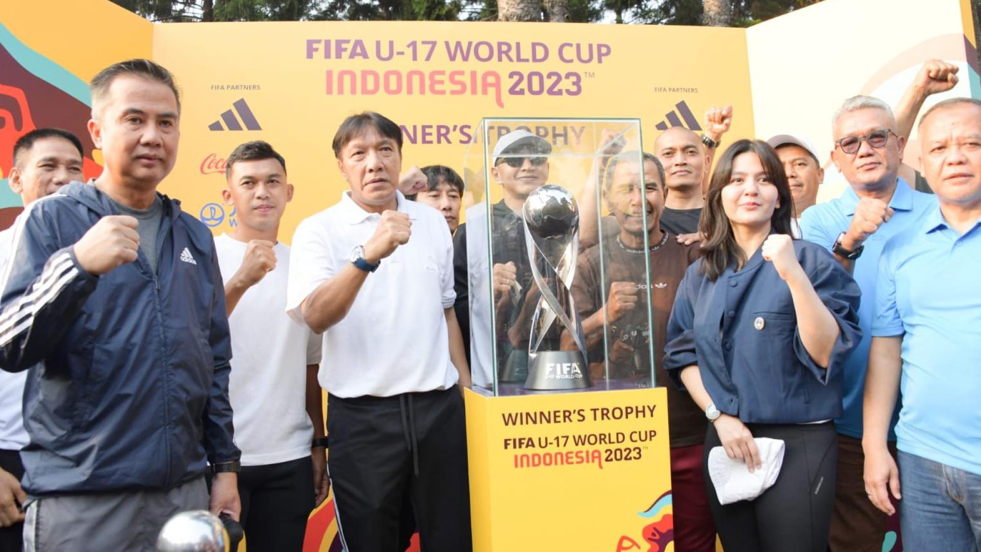 TROPI: Pj. Gubernur Jabar Bey Machmudin bersama para legendaris bola Bandung memperlihatkan tropi Piala Dunia U-17 (Foto dok humas jabar)