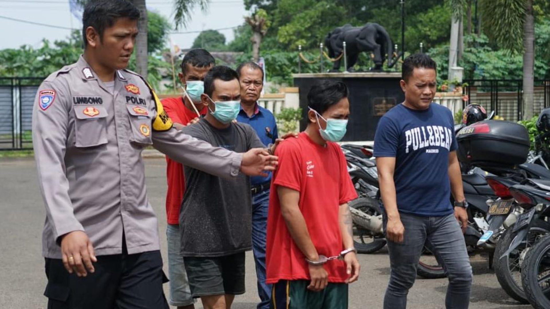 CURANMOR: Petugas menggiring kawanan curanmor di Kecamatan Kotabaru, Karawang, setelah tertangkap saat menjual hasil curiannya di media sosial. (Red/Mediaseruni)