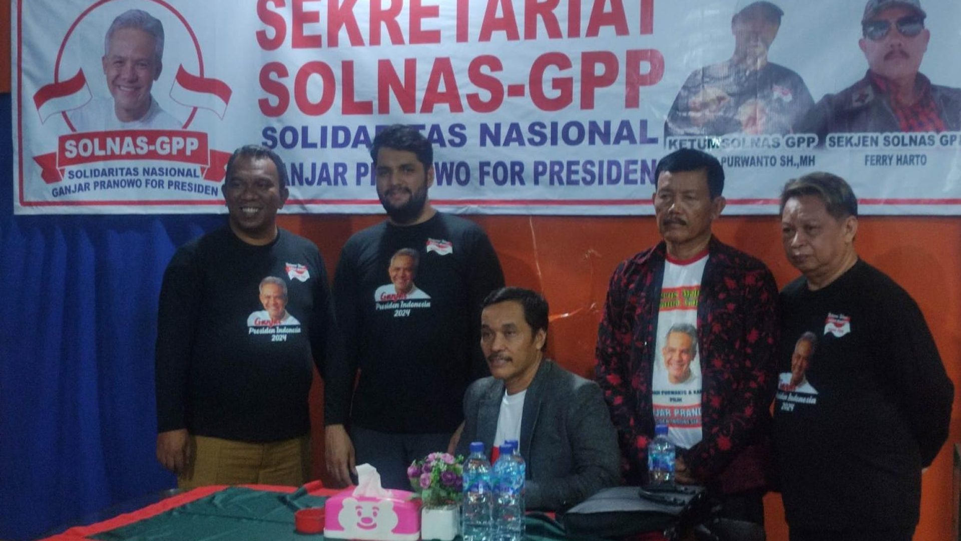 SOLNAS GPP: Ketum DPP Solnas GPP Abah Hadi Tuban (duduk) didampingi pengurus usai peresmian kantor sekretariat DPP Solnas GPP. (dok. Solnas GPP)